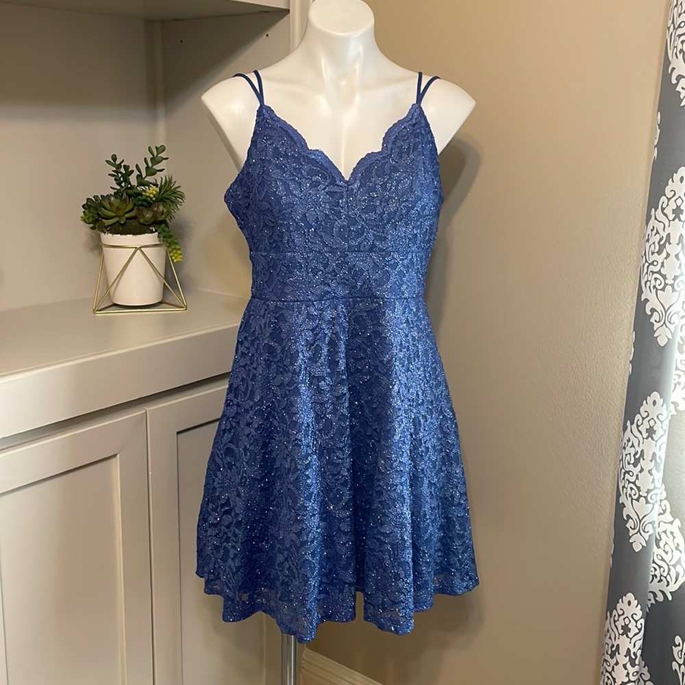 Great homecoming dress with beautiful neckline and straps that adjust!